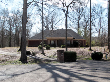 208 Fairways Dr., Vicksburg, MS 39183